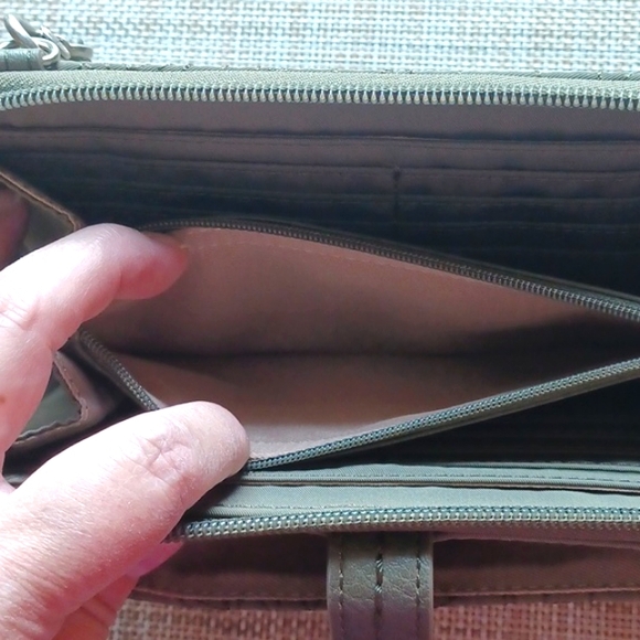 NWOT Sakroots Olive Green Phone/Wallet Wristlet - Picture 7 of 9